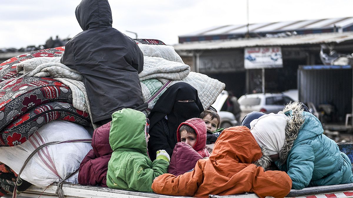 مدنيون يفرون من إدلب باتجاه الشمال لإيجاد الأمان بالقرب من الحدود مع تركيا ، 15 فبراير  2020