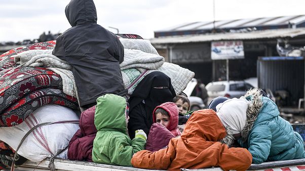 غیرنظامیان سوری از ادلب می گریزند غیرنظامیان سوری از ادلب می گریزند