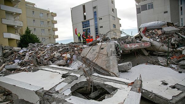 Arnavutluk'a 6,3 şiddetindeki depremin yaralarını sarmak için 1,15 milyar euroluk yardım taahhüdü Arnavutluk'a 6,3 şiddetindeki depremin yaralarını sarmak için 1,15 milyar euroluk yardım taahhüdü