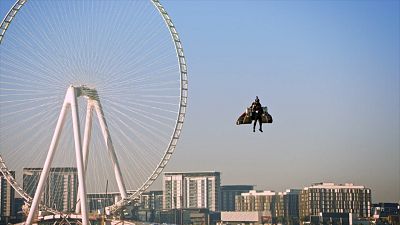 Wie eine Rakete! Jetman fliegt 1.800m hoch über der Skyline von Dubai
