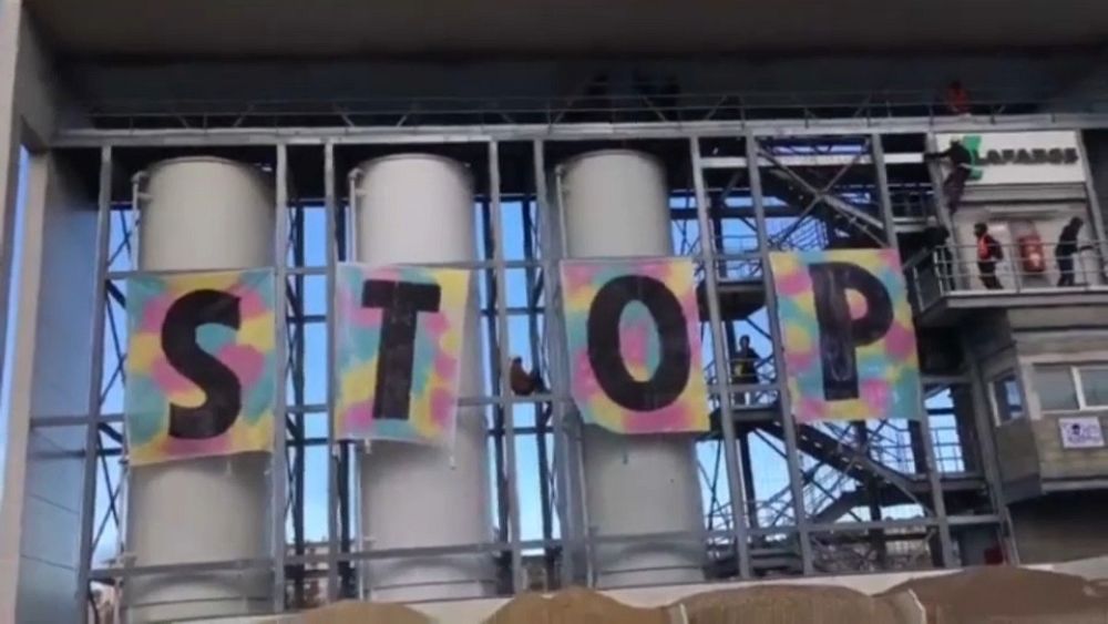 Le mouvement Extinction Rebellion bloque deux cimenteries à Paris