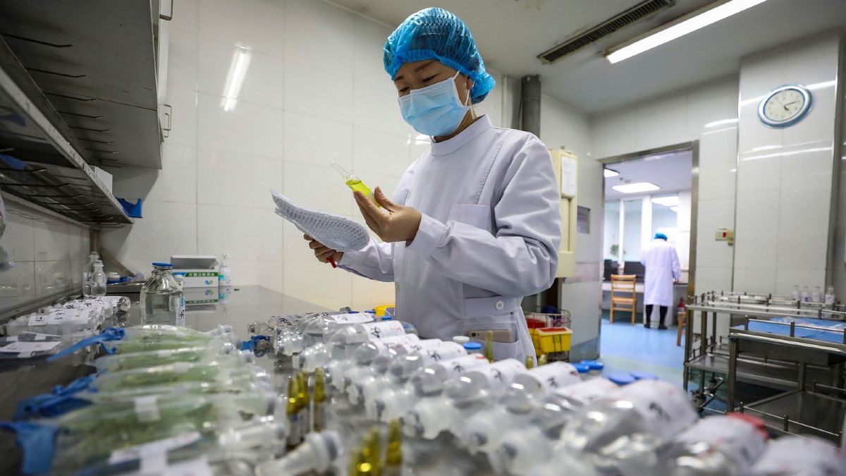 Une infirmière de l’hôpital Chinatopix Jinyintan de Wuhan préparant des traitements pour les patients contaminés par le Covid-19, le 16 février 2020