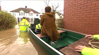 Viele Briten weiter unter Wasser - Umweltminister gibt Klimawandel Schuld am Ausmaß der Schäden