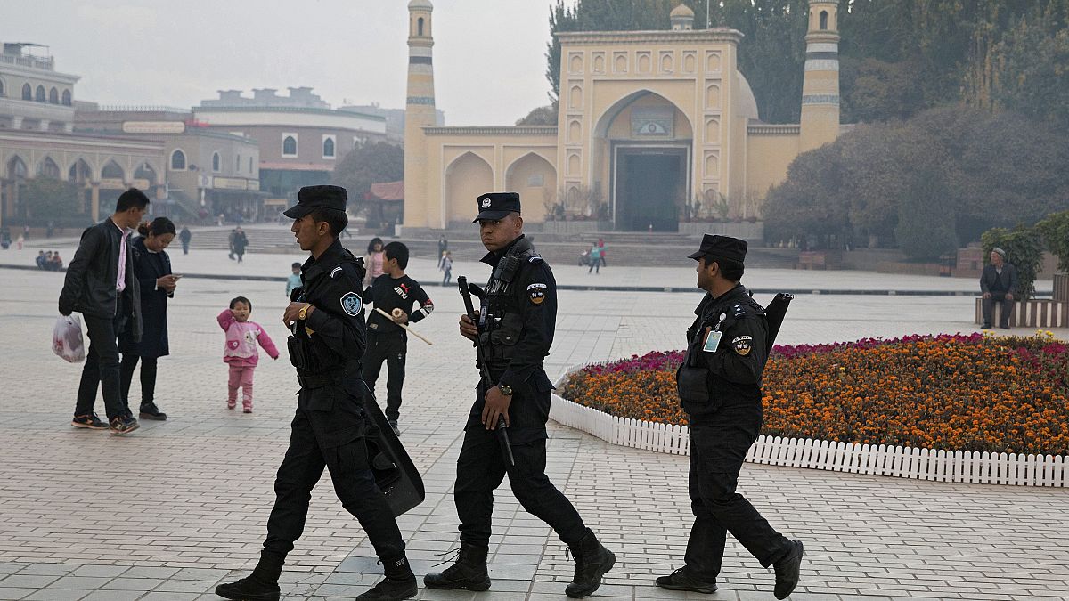 Kaşgar'daki Id Kah cami önündeki güvenlik güçleri