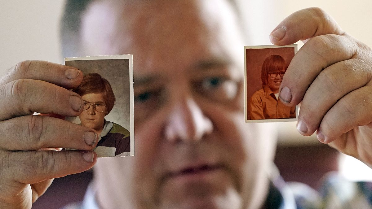 1970'li yıllarda izci kamplarında cinsel tacize uğradığını iddia eden James Kretschmer çocukluk fotoğraflarını gösteriyor