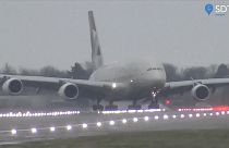 وقتی خلبان ماهر هواپیمای ۳۹۴ تنی را در طوفان فرود می‌آورد