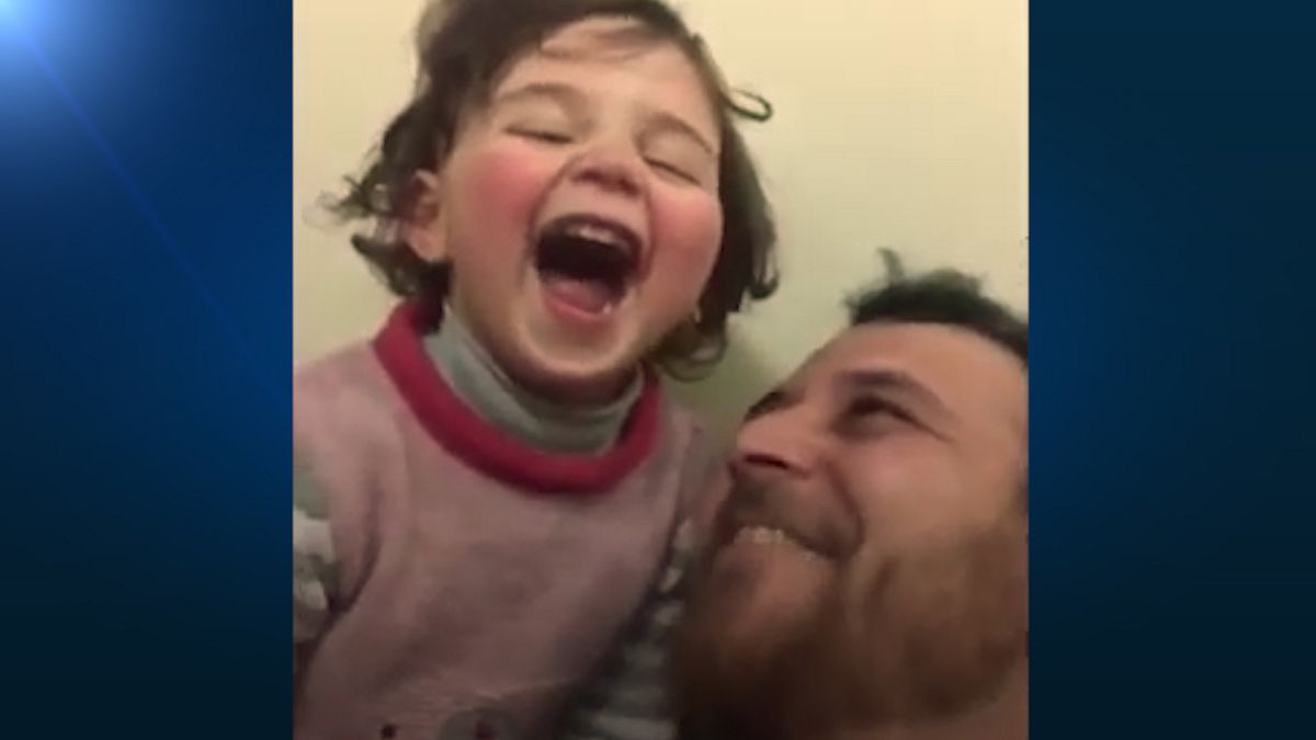 توصیه پدر سوری به دخترش؛ صدای انفجار شنیدی، بلند بلند بخند 