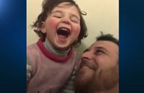 توصیه پدر سوری به دخترش؛ صدای انفجار شنیدی، بلند بلند بخند