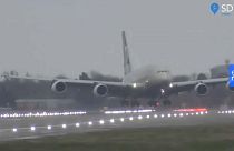 Video: Pilotlar şiddetli rüzgara karşı 400 tonluk uçağı Heathrow'a 'yengeç' gibi indirdi