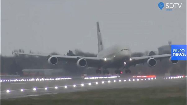 Video: Pilotlar şiddetli rüzgara karşı 400 tonluk uçağı Heathrow'a 'yengeç' gibi indirdi Video: Pilotlar şiddetli rüzgara karşı 400 tonluk uçağı Heathrow'a 'yengeç' gibi indirdi
