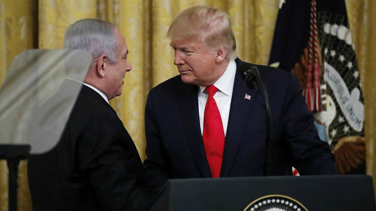 الرئيس الأمريكي دونالد ترامب ورئيس الوزراء الإسرائيلي بنيامين نتنياهو بعد الإعلان عن تفاصيل الخطة الأمريكية