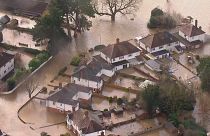 شاهد: مدن انجلترا وويلز تبدأ بالتعافي من آثار العاصفة دينيس