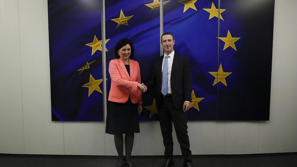 المفوضة الأوروبية للشؤون القانونية فيرا يوروفا والرئيس التنفيذي لشركة "فيسبوك" مارك زوكربيرغ 