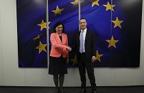 المفوضة الأوروبية للشؤون القانونية فيرا يوروفا والرئيس التنفيذي لشركة "فيسبوك" مارك زوكربيرغ 