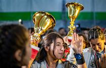 شاهد: لاعبات سوريات يتحدين المجتمع ويفزن بالبطولة 