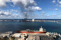 Libya'nın doğusundakiHalife Hafter'e bağlı güçler Trablus Limanı'na roketli saldırı düzenliyor. 