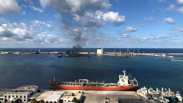 Libya'nın doğusundakiHalife Hafter'e bağlı güçler Trablus Limanı'na roketli saldırı düzenliyor. Libya'nın doğusundakiHalife Hafter'e bağlı güçler Trablus Limanı'na roketli saldırı düzenliyor.