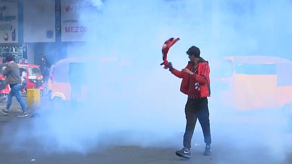 پلیس بغداد به معترضان گاز اشکآور شلیک کرد پلیس بغداد به معترضان گاز اشکآور شلیک کرد