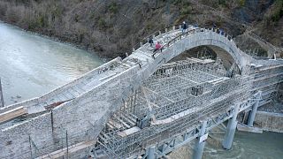 Φωτογραφία από τις εργασίες αποκατάστασης του γεφυριού της Πλάκας
