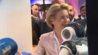 Von der Leyen meets robots ahead of AI strategy announcement