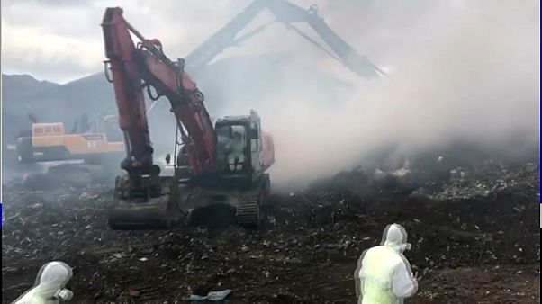 "Es kratzt im Hals und stinkt": Nach Mülldeponie-Unfall im Baskenland "Es kratzt im Hals und stinkt": Nach Mülldeponie-Unfall im Baskenland