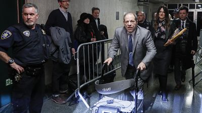 Harvey Weinstein abandona un juzgado de Manhattan durante su juicio por violación, el martes 18 de febrero de 2020, en Nueva York.