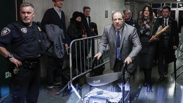 Harvey Weinstein abandona un juzgado de Manhattan durante su juicio por violación, el martes 18 de febrero de 2020, en Nueva York. Harvey Weinstein abandona un juzgado de Manhattan durante su juicio por violación, el martes 18 de febrero de 2020, en Nueva York.