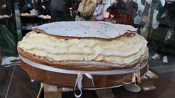 Kalorienbombe XXL: Schwedens größte "Semla" wiegt 300 kg (Video) Kalorienbombe XXL: Schwedens größte "Semla" wiegt 300 kg (Video)