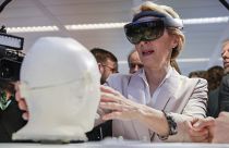 Ursula von Der Leyen guarda l'invenzione  'Sara', al AI Xperience Center alla VUB (Vrije Universiteit Brussel)