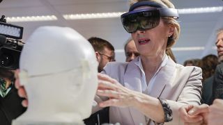Ursula von Der Leyen guarda l'invenzione  'Sara', al AI Xperience Center alla VUB (Vrije Universiteit Brussel)