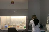 Στα άδυτα του Ινστιτούτου Παστέρ: Πώς γίνονται οι εξετάσεις των δειγμάτων για τον κορωνοϊό