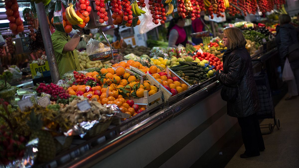 إمرأة تشتري الفاكهة من أحد الأسواق في برشلونة بإسبانيا