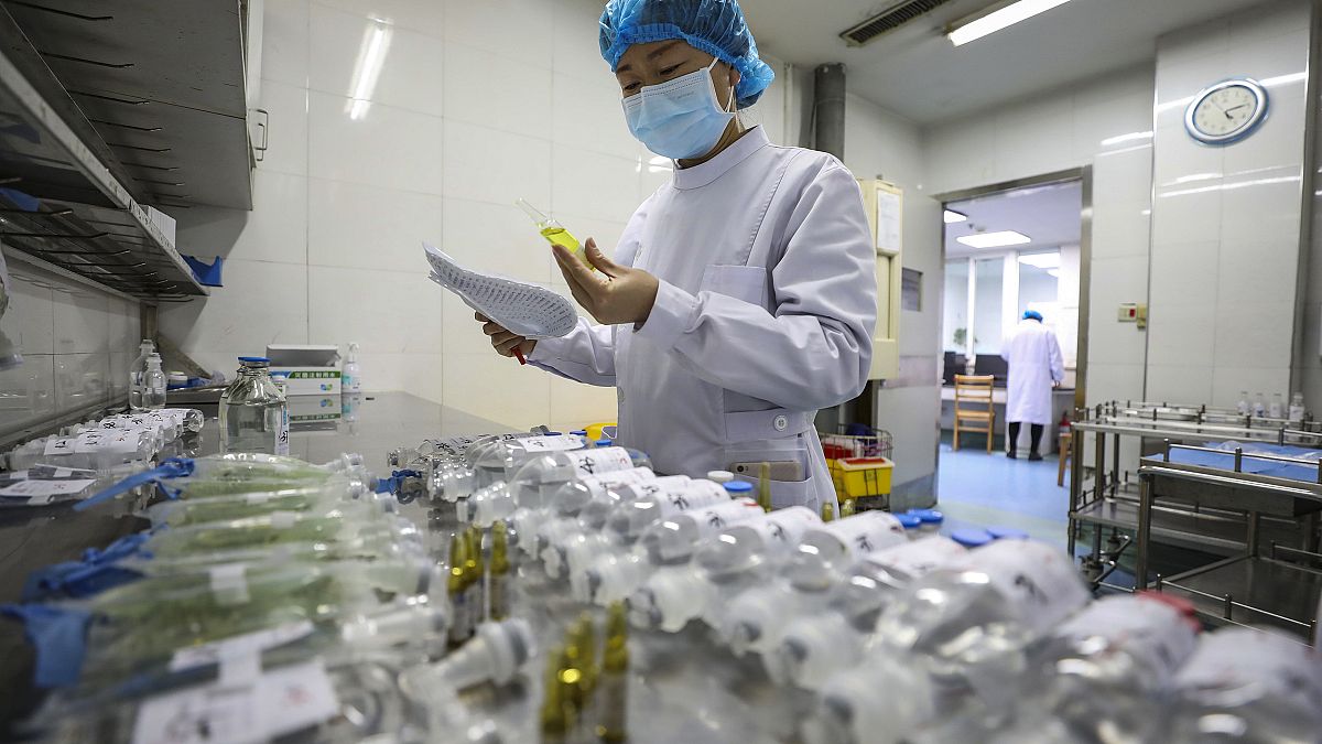 ممرضة تحضر الأدوية للمرضى في مستشفى جينيانتان المخصص للمصابين بفيروس كورونا في ووهان-الأحد 16 فبراير 2020 