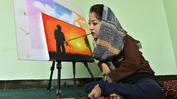 شاهد: رسامة أفغانية تتحدى الإعاقة وتفتتح مركزا لتعليم الفنون شاهد: رسامة أفغانية تتحدى الإعاقة وتفتتح مركزا لتعليم الفنون