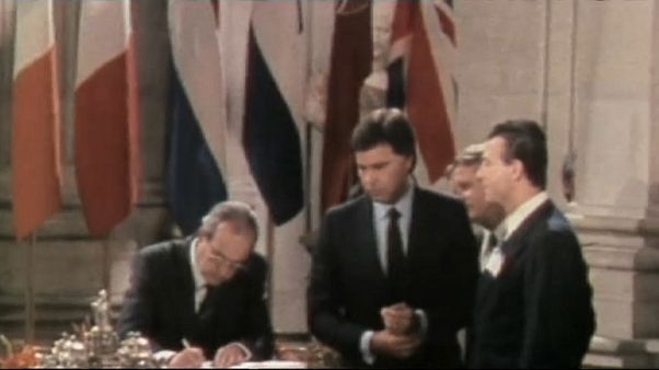 Felipe González, Fernando Morán, entonces Ministro de Asuntos Exteriores, y Manuel Márin firman la adhesión a la CEE Felipe González, Fernando Morán, entonces Ministro de Asuntos Exteriores, y Manuel Márin firman la adhesión a la CEE