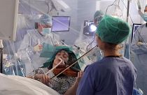 ویدئو؛ زنی که هنگام عمل جراحی تومور مغزی ویلن می نوازد