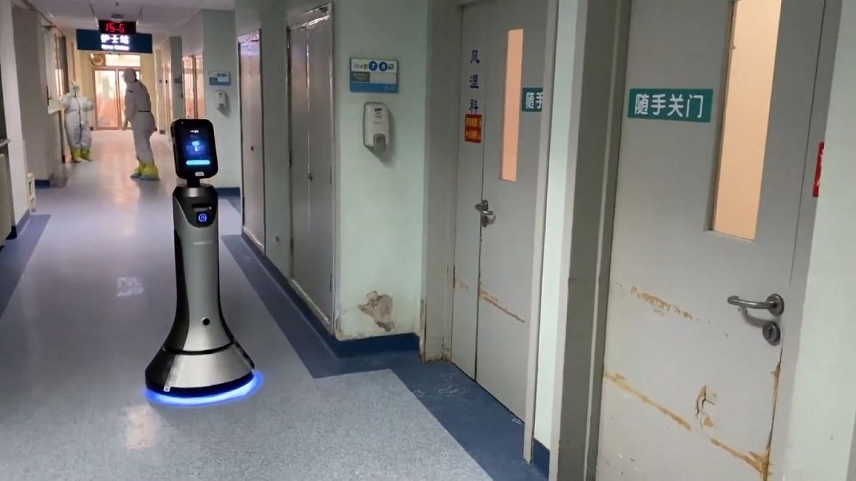 شاهد: روبوت في خدمة المصابين بفيروس كورونا في أحد مستشفيات العاصمة الصينية بكين