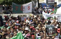 متظاهرون جزائريون يخرجون إلى شوارع العاصمة الجزائر خلال مظاهرة الجمعة الأسبوعية-الجمعة 19 يوليو، 2019.
