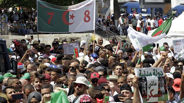 متظاهرون جزائريون يخرجون إلى شوارع العاصمة الجزائر خلال مظاهرة الجمعة الأسبوعية-الجمعة 19 يوليو، 2019. متظاهرون جزائريون يخرجون إلى شوارع العاصمة الجزائر خلال مظاهرة الجمعة الأسبوعية-الجمعة 19 يوليو، 2019.