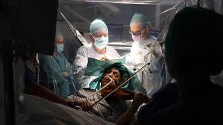 Rendhagyó agyműtét Londonban – a páciens végig hegedült