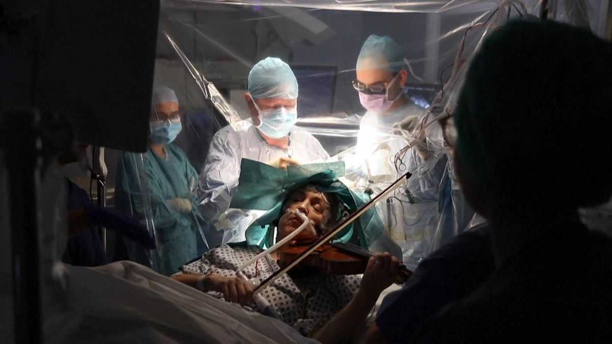 Tıpta bir ilk: Beyin tümörlü hasta ameliyat esnasında keman çaldı