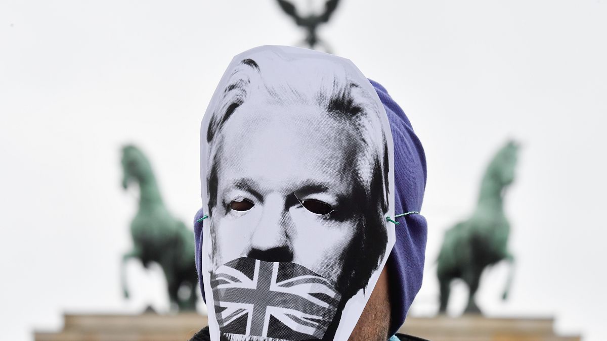 Wikileaks Kurucusu Julian Assange'ın maskesini takan gösterici