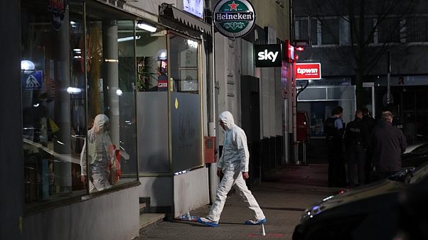 Allemagne : la piste xénophobe privilégiée après la double fusillade de Hanau qui a fait neuf morts Allemagne : la piste xénophobe privilégiée après la double fusillade de Hanau qui a fait neuf morts