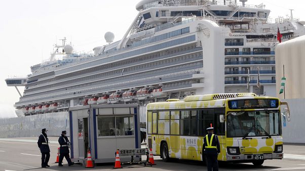 Japonya'da karantina altındaki gemi Japonya'da karantina altındaki gemi