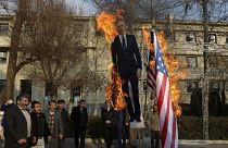 سوزاندن پرچم آمریکا در کنار تصویر سفیر بریتانیا در تهران،‌ در یادبود قاسم سلیمانی در دانشگاه تهران