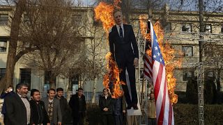 سوزاندن پرچم آمریکا در کنار تصویر سفیر بریتانیا در تهران،‌ در یادبود قاسم سلیمانی در دانشگاه تهران