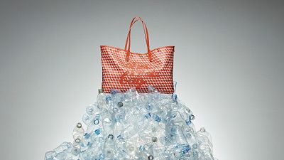 The tote bag uses a total of 32 bottles. The tote bag uses a total of 32 bottles.