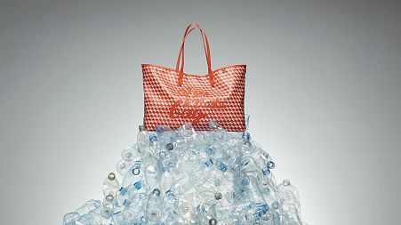 The tote bag uses a total of 32 bottles.