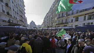 مواطنون ينزلون إلى شوارع العاصمة الجزائر للاحتجاج على الحكومة  31/01/2020