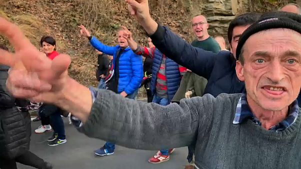 Sérvios protestam em Montenegro Sérvios protestam em Montenegro